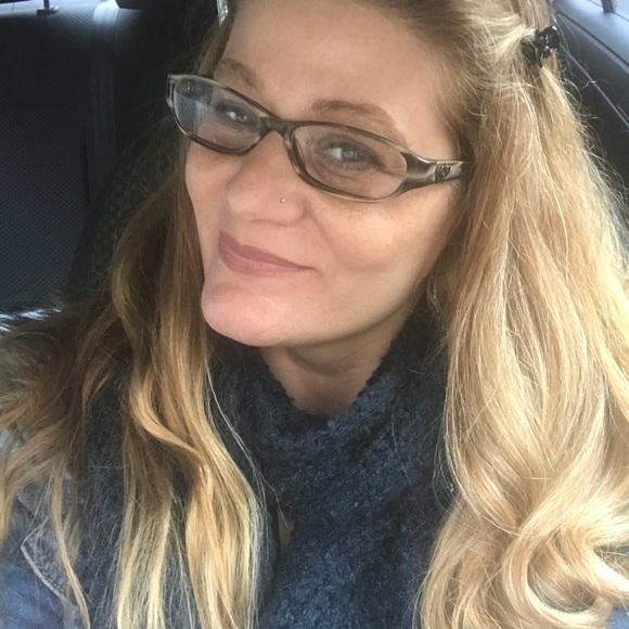 Meet your Posher, Kim - Picture 2 of 5